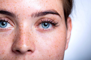 Le visage d'une personne aux yeux bleus