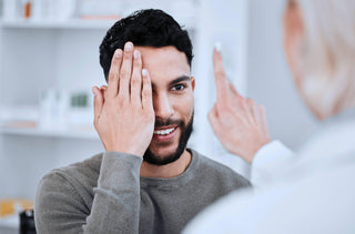 Un homme qui fait un examen de la vue