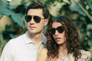 Un couple avec des lunettes de soleil 