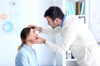 Un optométriste examine les yeux d'une femme