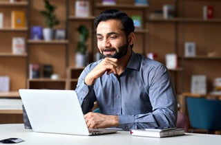 Un homme travaille sur son ordinateur portable