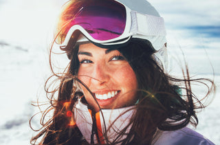 Femme avec casque et lunettes de ski