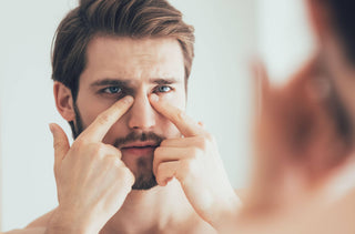 Un homme a de la douleur au niveau des yeux