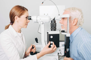 Une optométriste IRIS ausculte les yeux d’un patient.