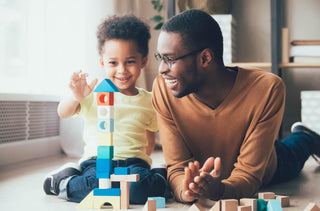 Un père et son fils qui jouent aux blocs