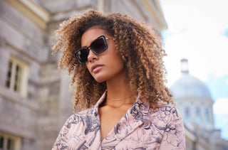 Une femme avec des lunettes de soleil 