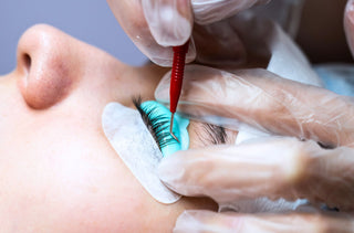 Permanente et teinture des cils : embellir votre regard tout en prenant soin de vos yeux