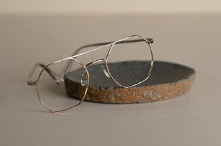 Lunettes de vue ou lentilles cornéennes : que choisir pour un look naturel?