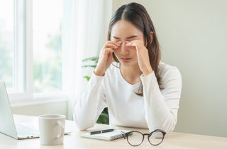 Pourquoi mes yeux piquent-ils après une journée d’écran ?
