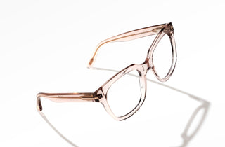 Les lunettes transparentes : un style minimaliste qui attire les regards