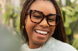 Comment coordonner vos lunettes à vos bijoux et accessoires