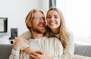 Lentilles cornéennes, lunettes et confiance en soi : voir clair et se sentir bien