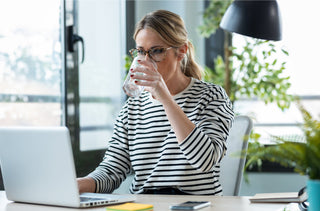 Une bonne hydratation : un essentiel pour le confort des yeux