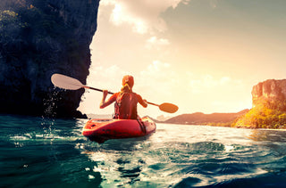 Femme qui fait du kayak