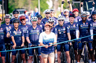 Un groupe de cyclistes au Tour CIBC Charles-Bruneau