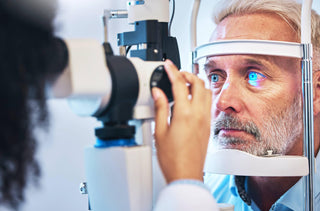 Une optométriste examine les yeux d'un patient