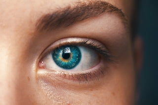 Flashs lumineux dans les yeux : causes, symptômes et traitements possibles