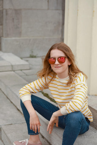 Enfant avec des lunettes de soleil