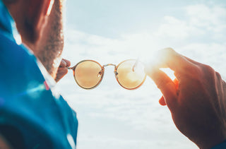 Le soleil qui se reflète dans des lunettes solaires