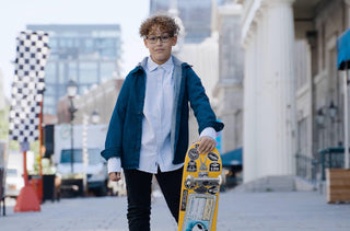 Image d'un garçon avec un skateboard 