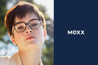 Une femme portant une paire de lunettes géométrique de Mexx