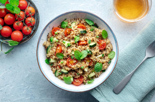 salade de quinoa dans un bol blanc