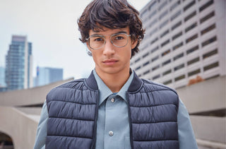 Une personne porte des lunettes de vue