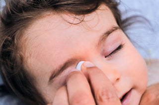 Un jeune enfant avec une conjonctivite 