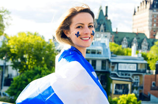 Une femme célèbre la fête nationale dans la ville de Québec