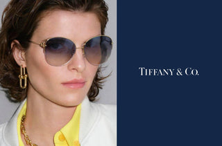 Une femme qui porte des lunettes de soleil de Tiffany & Co.