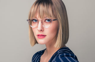 Une femme qui porte des lunettes transparentes.