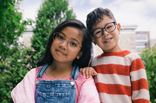 Deux enfants avec des lunettes sourient