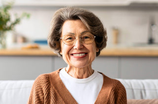 Une femme âgée avec des lunettes sourit