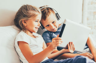 Deux enfants qui regardent une tablette