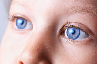 Un enfant avec un nystagmus