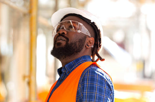 Un homme porte des lunettes de sécurité.