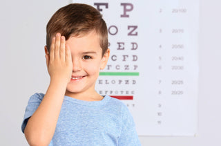 Un enfant bloque son oeil droit avec sa main lors d'un examen visuel