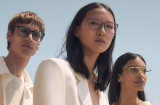 Deux femmes et un homme portent des vêtements couleur crème ainsi que des lunettes de la marque Silhouette