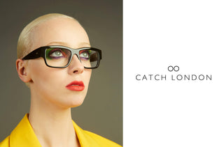 Une femme porte des lunettes noires épaisses de Catch London