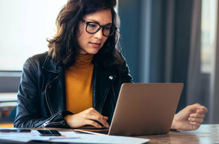 Une femme travaille sur son ordinateur