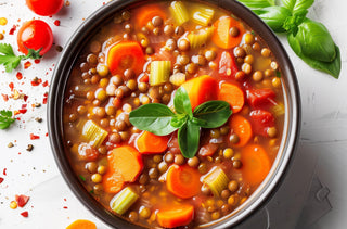 Soupe de lentilles et de légumes dans un bol