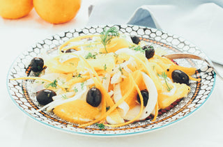 Une délicieuse salade à l'orange sicilienne est posée sur une table