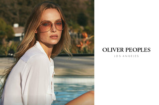 Une femme porte des lunettes de soleil Oliver Peoples sur le bord de la piscine