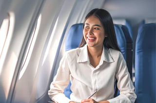 Une femme assit dans un avion