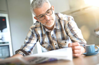 Un homme qui porte des lunettes pour la presbytie 