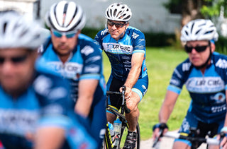 Quatre cyclistes qui participent au Tour CIBC Charles-Bruneau.