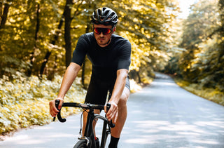 Un homme qui roule à vélo