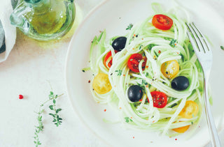 Zoodles aux tomates cerises, olives et pesto de roquette