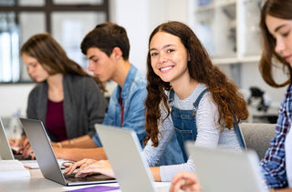 Des étudiants travaillent sur leur ordinateur