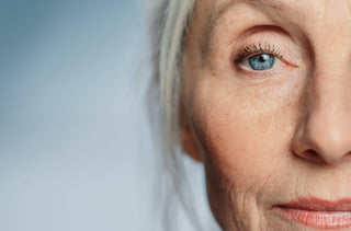 Gros plan du côté droit du visage d'une femme âgée aux yeux bleus et aux cheveux blancs. 